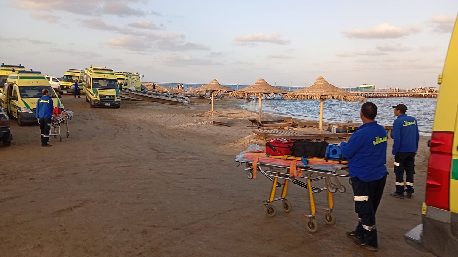 DATEI: Rettungskräfte warten am Strand von Marsa Alam, Ägypten, 25. November 2024