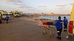 DATEI: Rettungskräfte warten am Strand von Marsa Alam, Ägypten, 25. November 2024