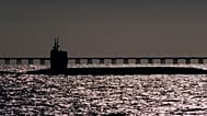 Archivo: Un submarino de la clase Los Ángeles se dirige a puerto en la Base Naval de Norfolk, Virginia, en 1997, atravesando el túnel del puente de la bahía de Chesapeake