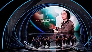 Halyna Hutchins aparece en pantalla durante un homenaje 'In Memoriam' en los Oscar el domingo 27 de marzo de 2022.