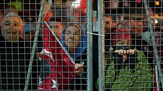 İBB Başkanı Ekrem İmamoğlu'nun cezaevine gönderilmesi sonrası düzenlenen protestolarda polis bariyerinin arkasında duran protestocular, 25 Mart 2025.