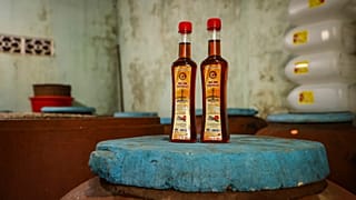 Botellas de salsa de pescado sobre ollas de fermentación en casa de Phan Cong Quang.