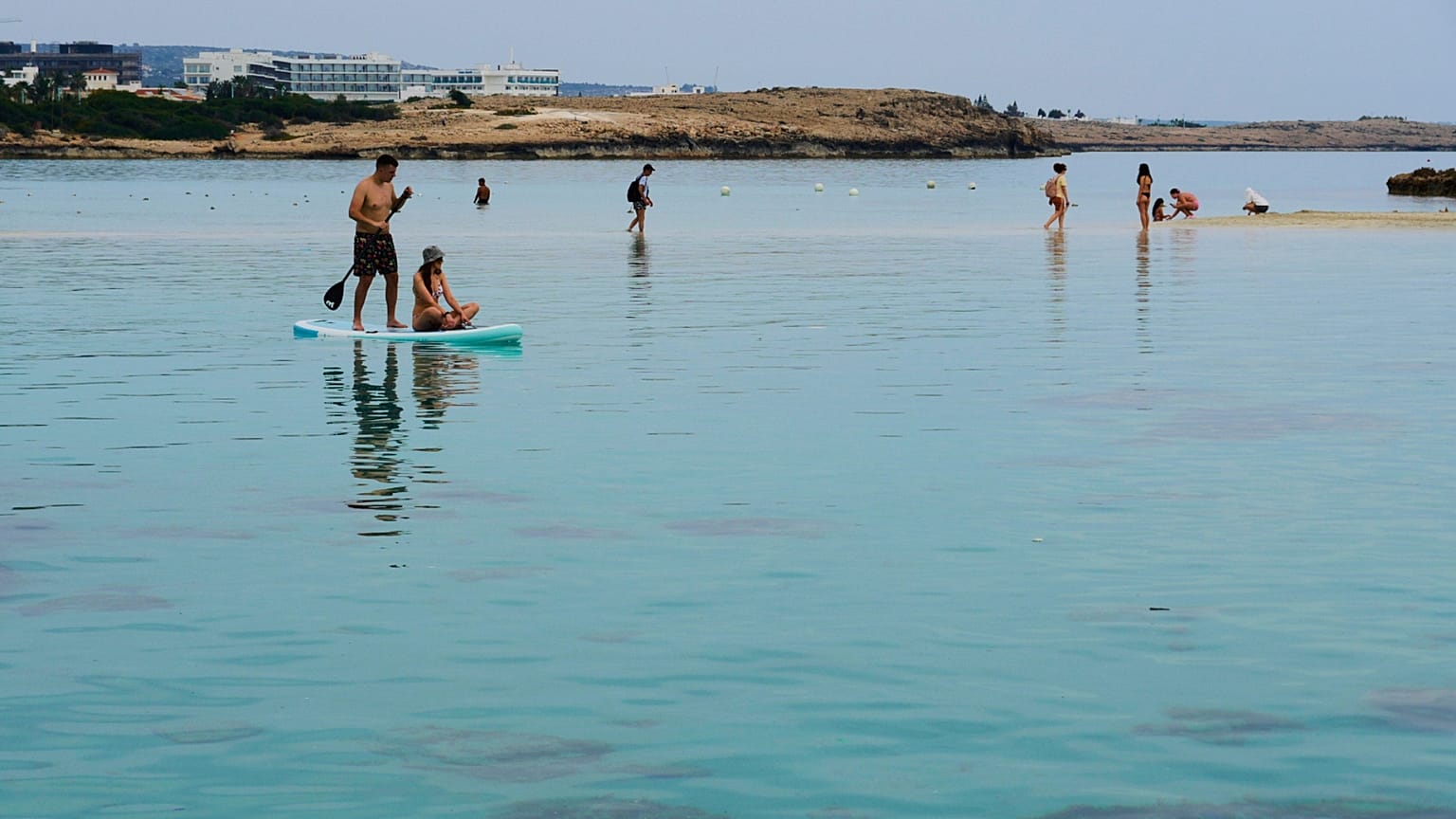 Οι άνθρωποι απολαμβάνουν τον ζεστό καιρό στη θάλασσα στο θέρετρο Αγία Νάπα, στο μεσογειακό νησί της Κύπρου.