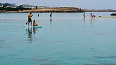 Οι άνθρωποι απολαμβάνουν τον ζεστό καιρό στη θάλασσα στο θέρετρο Αγία Νάπα, στο μεσογειακό νησί της Κύπρου.