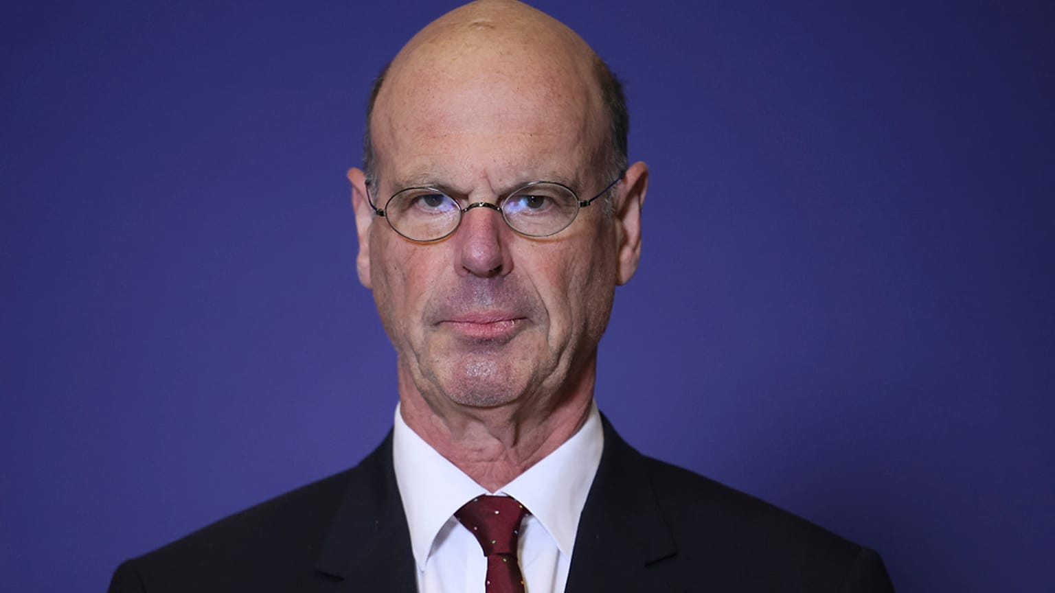 El recién nombrado ministro de Finanzas, Eric Lombard, posa tras la ceremonia de traspaso de poderes el lunes 23 de diciembre de 2024 en París. 