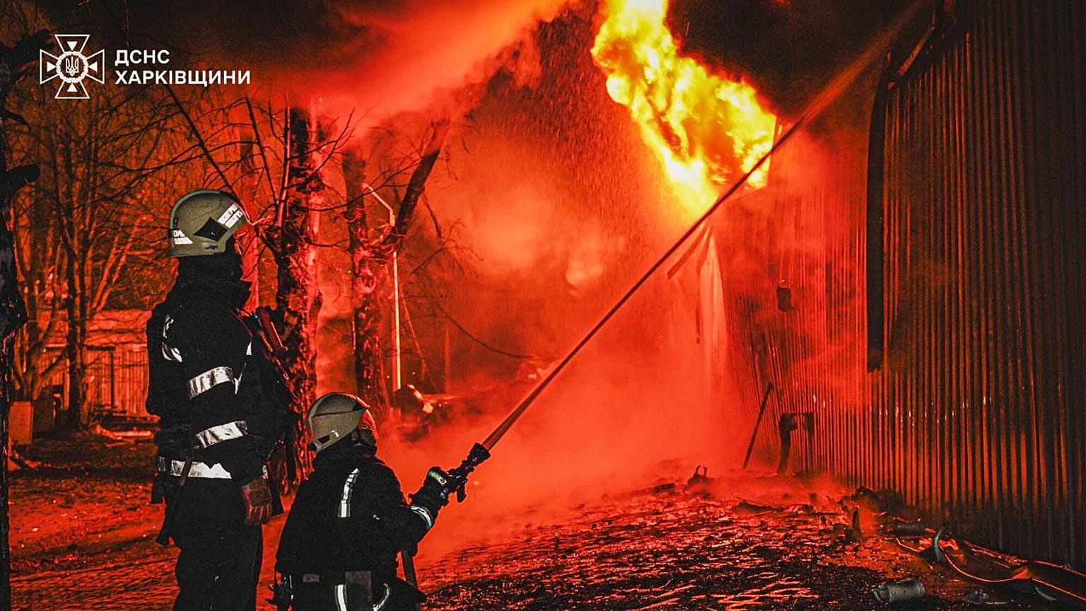 I vigili del fuoco spengono un incendio dopo un attacco russo a Kharkiv, 27 marzo 2025