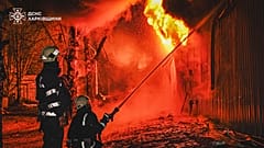 Πυροσβέστες σβήνουν τη φωτιά μετά από ρωσική επίθεση στο Χάρκοβο, 27 Μαρτίου 2025