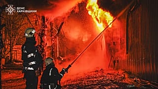 Πυροσβέστες σβήνουν τη φωτιά μετά από ρωσική επίθεση στο Χάρκοβο, 27 Μαρτίου 2025