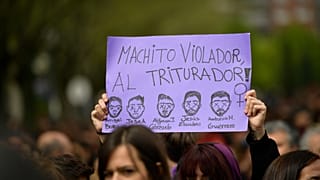 La gente protesta contra La Manada.