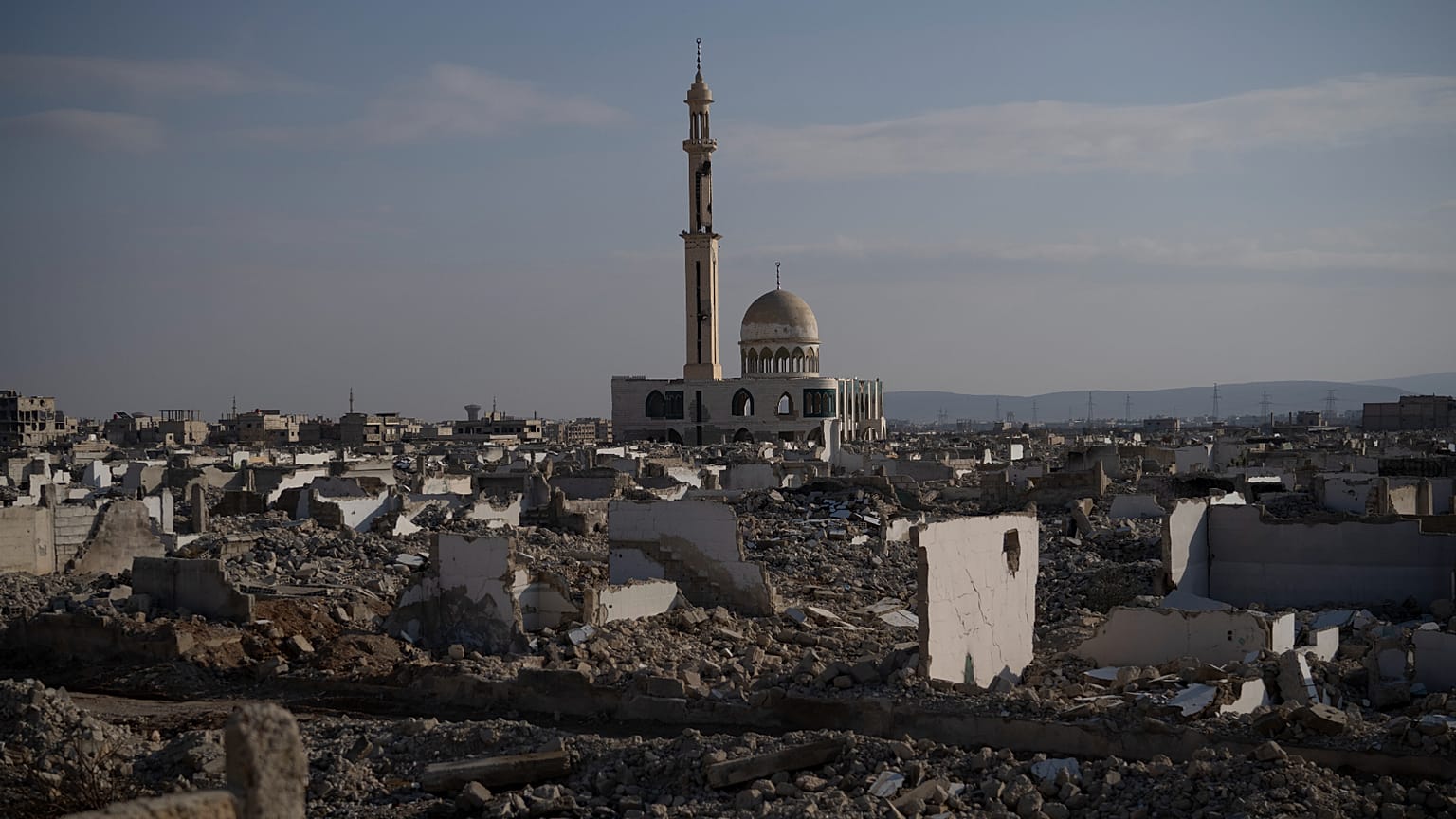 Şam'da iç savaş sırasında tamamen yıkılan binaların yanında ağır hasar görmüş bir cami duruyor, 6 Ocak, 2025