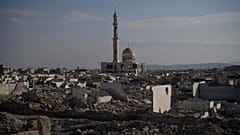 Şam'da iç savaş sırasında tamamen yıkılan binaların yanında ağır hasar görmüş bir cami duruyor, 6 Ocak, 2025