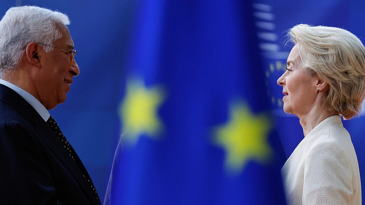Il Presidente del Consiglio europeo Antonio Costa, a sinistra, e il Presidente della Commissione europea Ursula von der Leyen nella sede del Consiglio europeo a Bruxelles, il 6 marzo 2025.