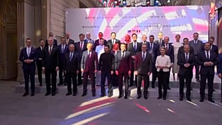عکس خانوادگی با رئیس‌جمهور فرانسه، امانوئل مکرون و همتای او، ولادیمیر زلنسکی در پیش‌زمینه