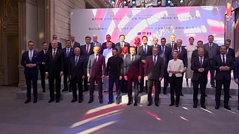 Photo de famille avec le président français Emmanuel Macron et son homologue ukrainien Volodymyr Zelenskyy au premier plan