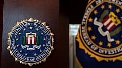 Μια σφραγίδα του FBI εμφανίζεται σε ένα βήμα πριν από μια συνέντευξη Τύπου στο γραφείο στο Πόρτλαντ, 16 Ιανουαρίου 2025.