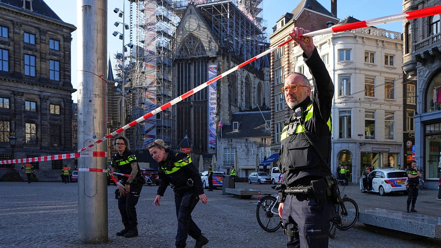 Hollanda polisi Amsterdam'daki bıçaklı saldırının ardından olay yeri inceleme alanı oluşturdu. / 27 Mart 2025