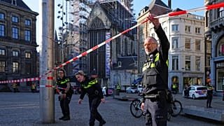 Hollanda polisi Amsterdam'daki bıçaklı saldırının ardından olay yeri inceleme alanı oluşturdu. / 27 Mart 2025