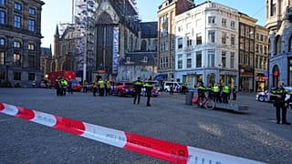 Agentes de Policía permanecen en una zona acordonada después de un apuñalamiento cerca de la Plaza Dam, en el centro de Ámsterdam, el jueves 27 de marzo de 2025.