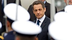 Nicolas Sarkozy, Avrupa'da İkinci Dünya Savaşı'nın sona ermesinin 67. yıldönümü münasebetiyle 8 Mayıs 2012 Salı günü Paris'teki Zafer Takı'nda düzenlenen törene katıldı.