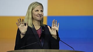 A NOB megválasztott elnöke, Kirsty Coventry beszédet mond a megválasztása után a szervezet 144. kongresszusán Costa Navarinóban, 2025. március 20-án