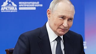 Президент России беседует с губернатором Мурманской области на полях Международного арктического форума, Мурманск, 27 марта 2025 г.