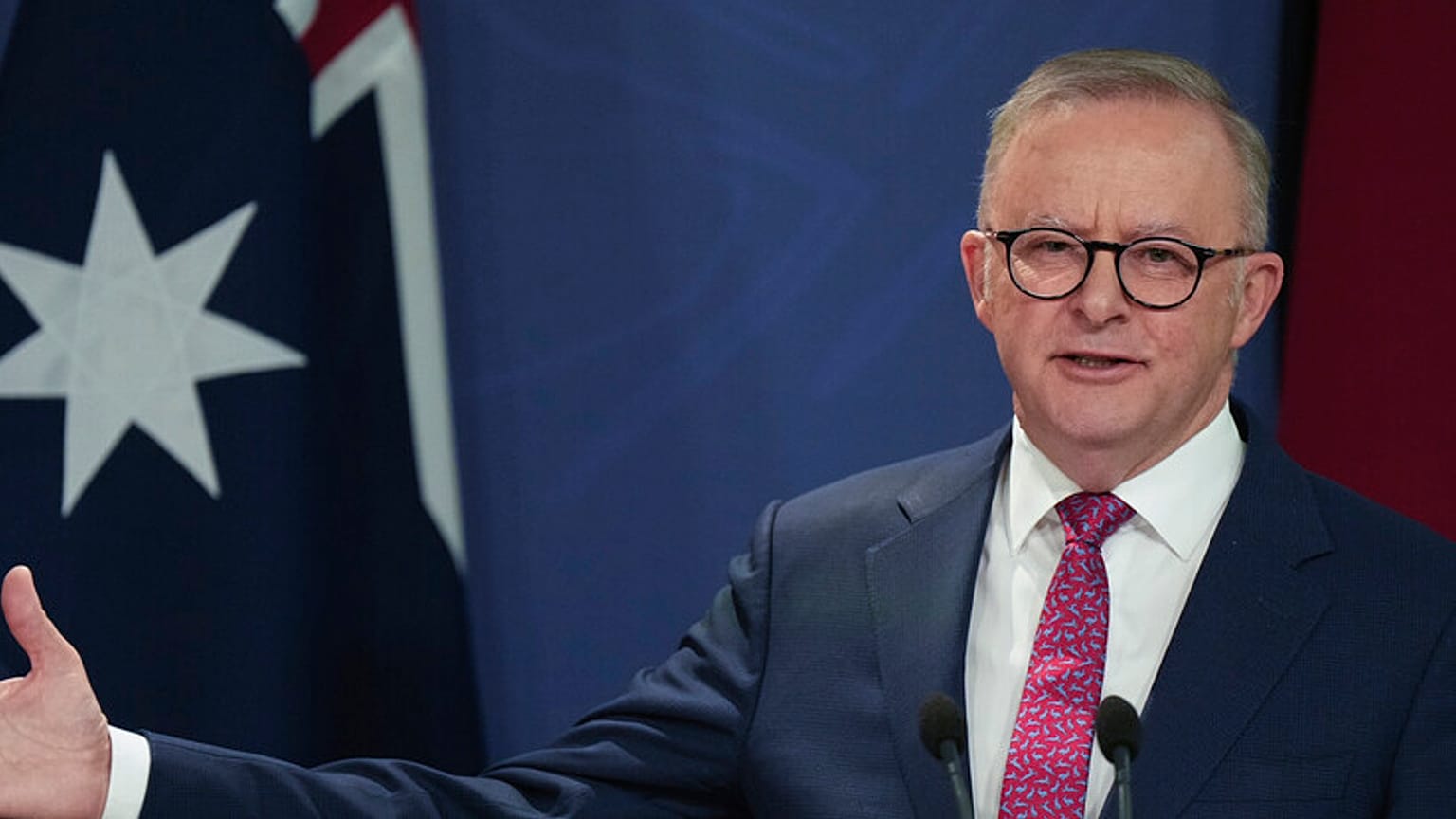 ARQUIVO - O primeiro-ministro australiano Anthony Albanese gesticula durante uma conferência de imprensa em Sydney, Austrália, 12 de dezembro de 2024