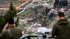 Des soldats israéliens observent des maisons détruites dans le sud du Liban, dimanche 26 janvier 2025.