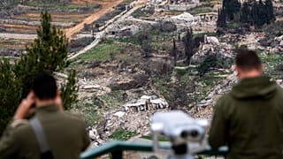 Soldados israelitas olham para casas destruídas no sul do Líbano, domingo, 26 de janeiro de 2025