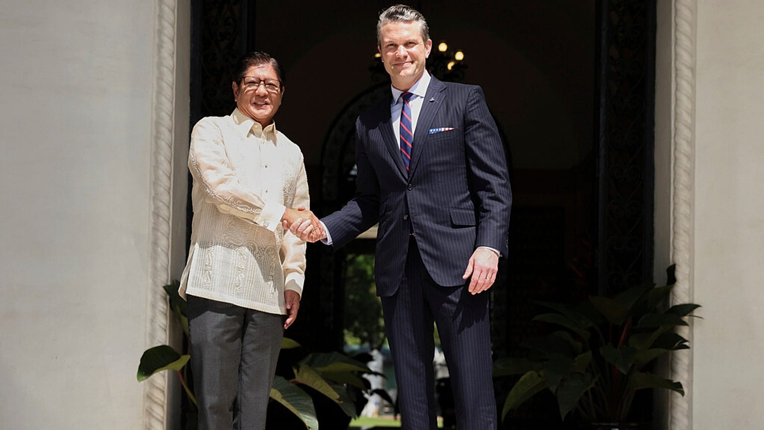 Filipinler Devlet Başkanı Ferdinand Marcos Jr. solda, ABD Savunma Bakanı Pete Hegseth ile Manila'daki Malacanang Başkanlık Sarayı'nda bir araya geliyor, 28 Mart 2025.