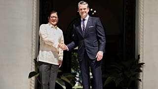 Filipinler Devlet Başkanı Ferdinand Marcos Jr. solda, ABD Savunma Bakanı Pete Hegseth ile Manila'daki Malacanang Başkanlık Sarayı'nda bir araya geliyor, 28 Mart 2025.