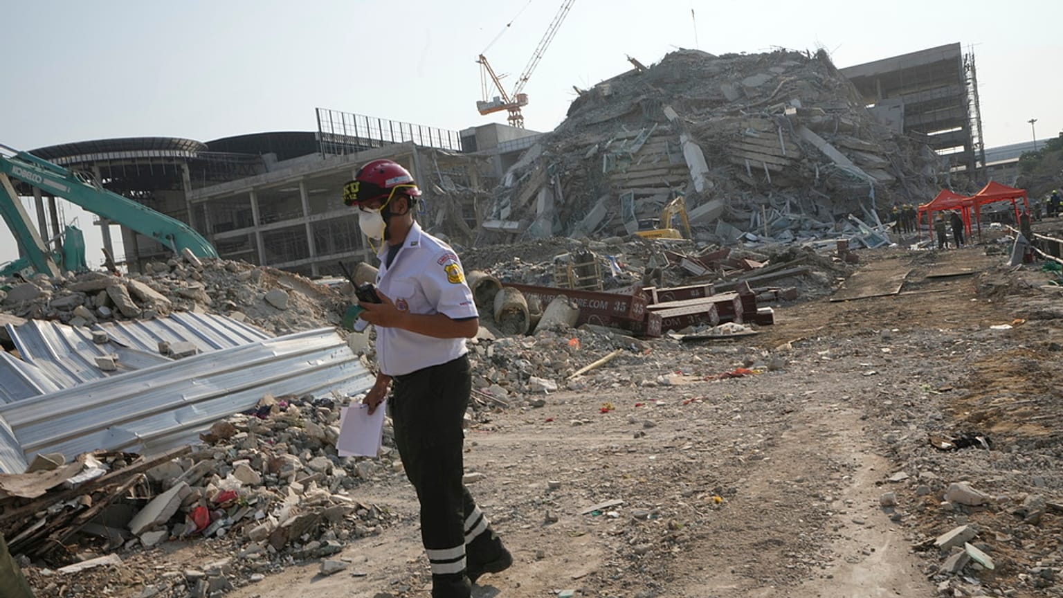 Un rescatista camina por el lugar donde se derrumbó un rascacielos en construcción tras un terremoto de magnitud 7,7 en Bangkok, Tailandia, el viernes 28 de marzo de 2025. 