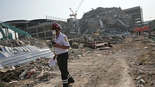 Un rescatista camina por el lugar donde se derrumbó un rascacielos en construcción tras un terremoto de magnitud 7,7 en Bangkok, Tailandia, el viernes 28 de marzo de 2025.