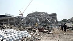 Az épülőfélben lévő, összeomlott tornyház romjai Bangkokban