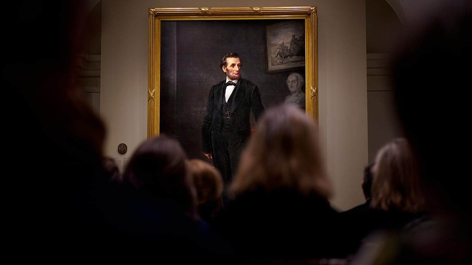 Smithsonian Ulusal Portre Galerisi'nde Abraham Lincoln'ün gerçek boyutlu bir resminin yerleştirilmesi için düzenlenen kurdele kesme töreni için bir araya gelenler - 2023