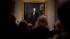 Une cérémonie d'inauguration à la Smithsonian's National Portrait Gallery pour l'installation d'une peinture grandeur nature d'Abraham Lincoln, à Washington DC, en 2023