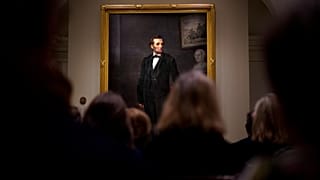 Persone riunite per la cerimonia del taglio del nastro alla National Portrait Gallery dello Smithsonian per l'installazione di un dipinto a grandezza naturale di Abraham Lincoln - 2023