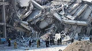 Retter arbeiten an der Stelle eines Hochhauses, das im Bau war und nach einem Erdbeben der Stärke 7,7 in Bangkok, Thailand, am Freitag, den 28. März 2025, eingestürzt ist.