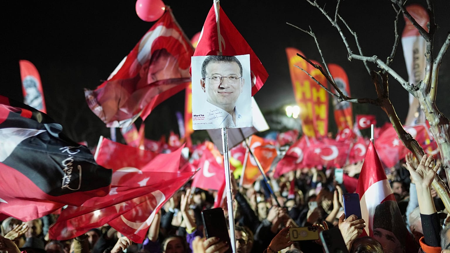 İBB Başkanı Ekrem İmamoğlu'nun cezaevine gönderilmesinin ardından düzenlenen gösteride protestocular, İmamoğlu'nun fotoğrafını taşıyor, 25 Mart 2025.