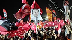 İBB Başkanı Ekrem İmamoğlu'nun cezaevine gönderilmesinin ardından düzenlenen gösteride protestocular, İmamoğlu'nun fotoğrafını taşıyor, 25 Mart 2025.