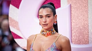 ua Lipa, 12 Temmuz 2023 Çarşamba günü 'Barbie' filminin galasına gelişinde fotoğrafçılara poz verdi