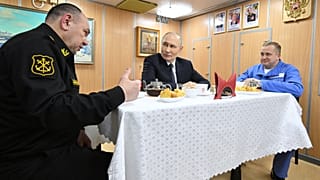Il presidente russo Vladimir Putin parla con i membri dell'equipaggio del sottomarino a propulsione nucleare Arkhangelsk in una base a Murmansk, Russia, 27 marzo 2025