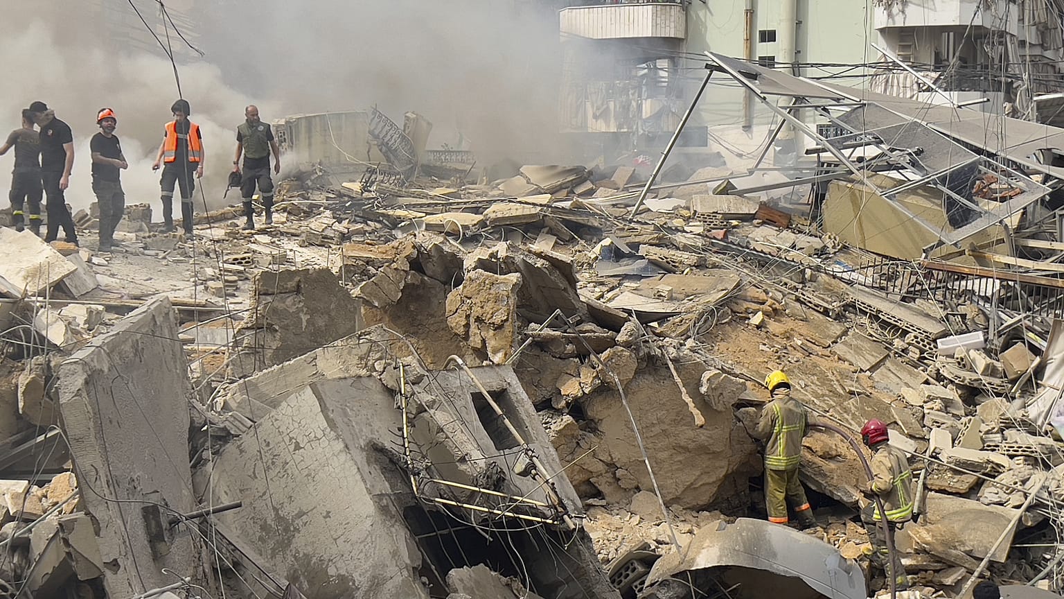 Rettungs- und Feuerwehrteams arbeiten an den Trümmern eines zerstörten Gebäudes, das von einem israelischen Luftangriff in Dahiyeh getroffen wurde, 28. März 2025