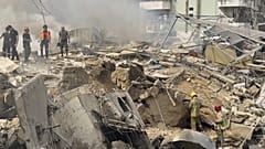 Rettungs- und Feuerwehrteams arbeiten an den Trümmern eines zerstörten Gebäudes, das von einem israelischen Luftangriff in Dahiyeh getroffen wurde, 28. März 2025