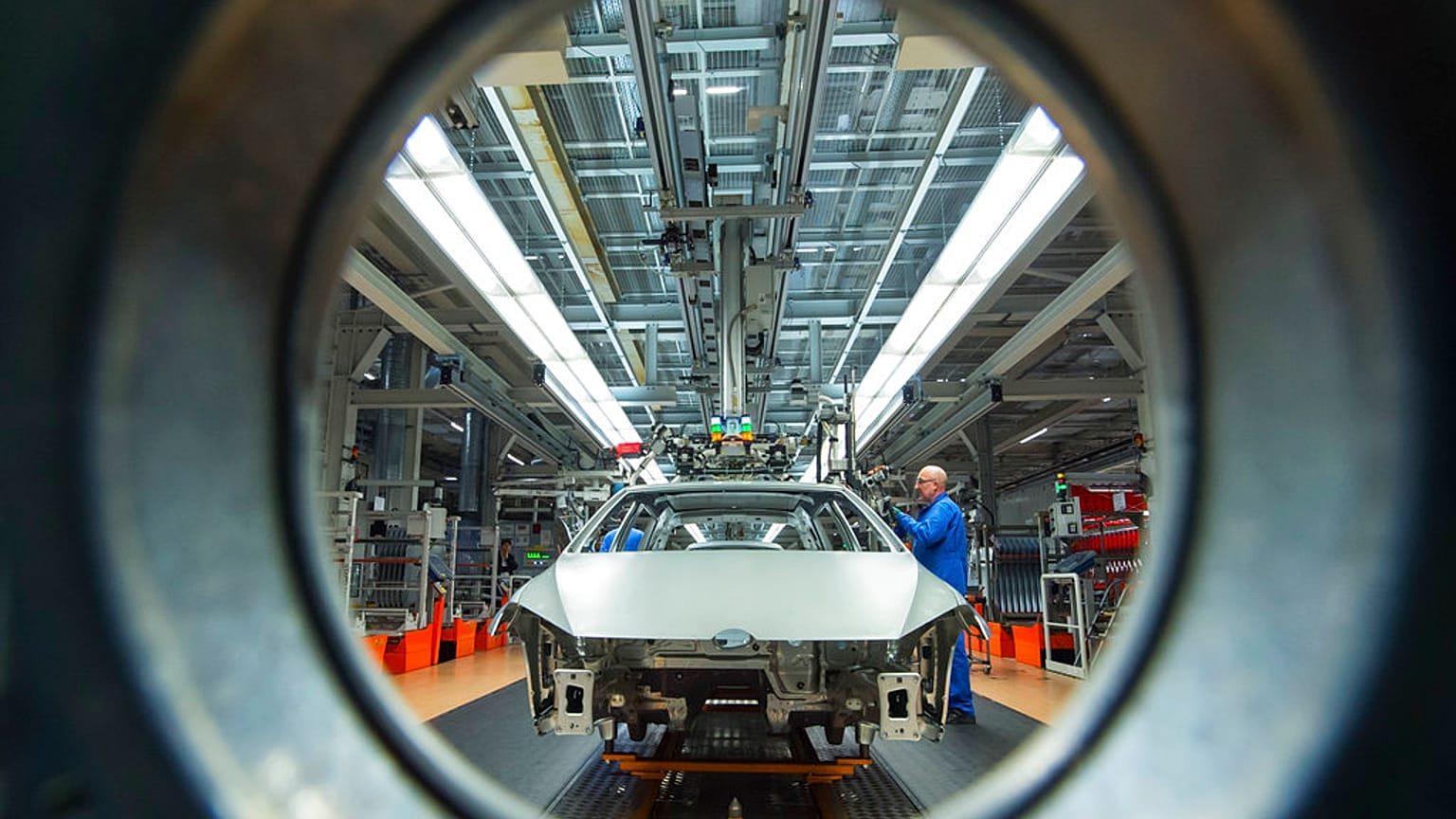 Trabajadores completan carrocerías de automóviles (Golf VII) en la planta del fabricante alemán Volkswagen AG en Zwickau, Alemania, el lunes 22 de enero de 2018.