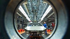 Εργάτες ολοκληρώνουν αμαξώματα αυτοκινήτων (Golf VII) στο εργοστάσιο του γερμανικού κατασκευαστή Volkswagen AG στο Zwickau της Γερμανίας, Δευτέρα 22 Ιανουαρίου 2018.