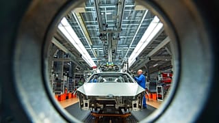 Trabajadores completan carrocerías de automóviles (Golf VII) en la planta del fabricante alemán Volkswagen AG en Zwickau, Alemania, el lunes 22 de enero de 2018.