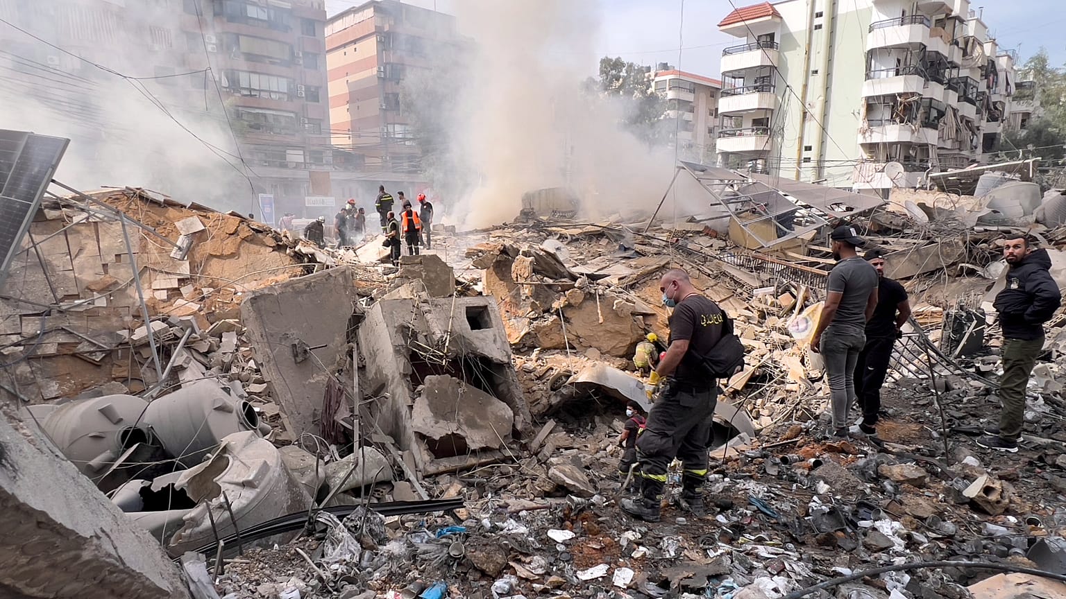 Los bomberos inspeccionan la zona después de un ataque del Ejército israelí en el suburbio de Dahiyeh, Beirut, este viernes 28 de marzo de 2025.