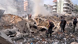 Los bomberos inspeccionan la zona después de un ataque del Ejército israelí en el suburbio de Dahiyeh, Beirut, este viernes 28 de marzo de 2025.