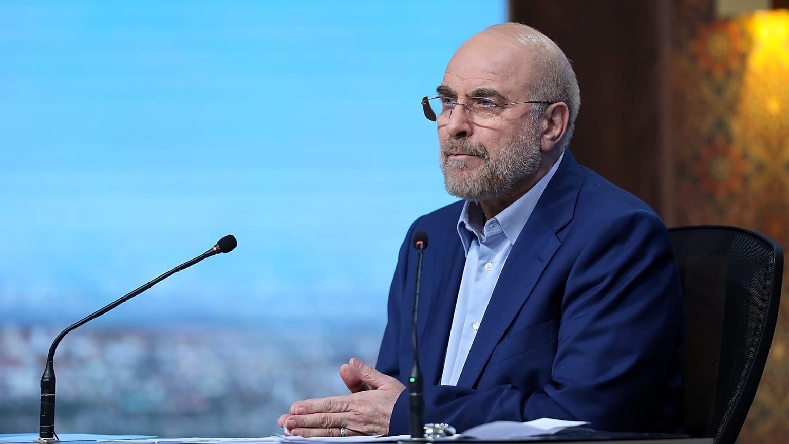 محمد باقر قاليباف، وهو رئيس البرلمان الإيراني، يتحدث في مناظرة باستوديو التلفزيون في طهران، إيران، الثلاثاء 25 يونيو 2024