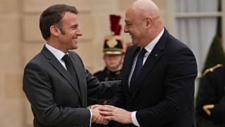 الرئيس الفرنسي إيمانويل ماكرون يستقبل الرئيس اللبناني جوزيف عون، الجمعة 28 آذار/ مارس 2025، في قصر الإليزيه في باريس.